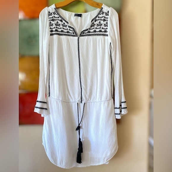 GAP Boho Style White Embroidered Dress fully lined Women’s Size XS 100% Rayon - Picture 1 of 10